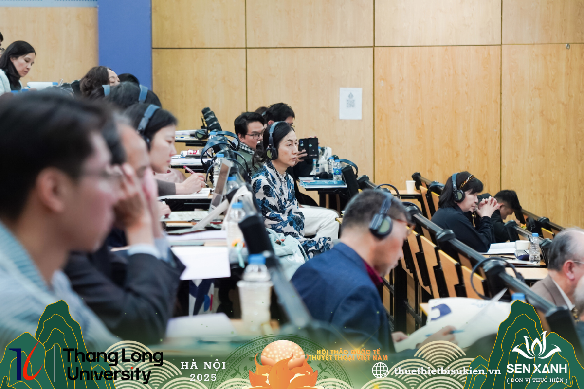 Mọi người chăm chú lắng nghe Mọi người chăm chú lắng nghe