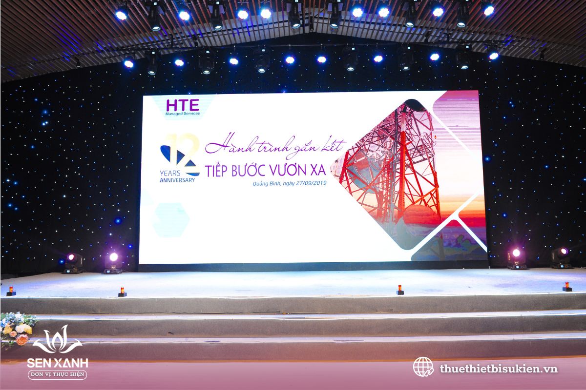 Backdrop lễ kỷ niệm tại sân khấu công ty