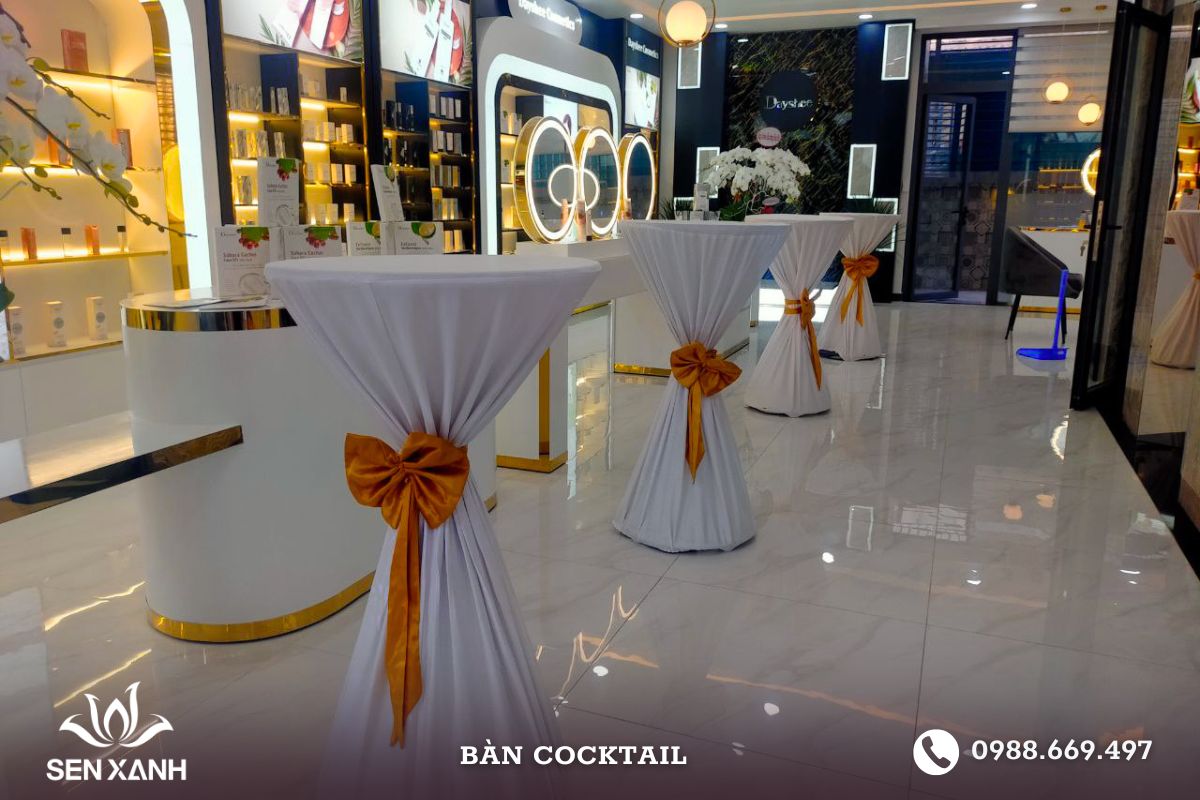 Bàn ghế Cocktail thiết kế nhỏ gọn, được phủ váy và trang trí nơ