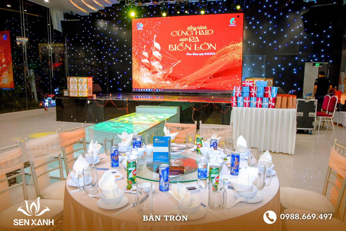 Bàn tròn sử dụng phổ biến trong nhiều sự kiện