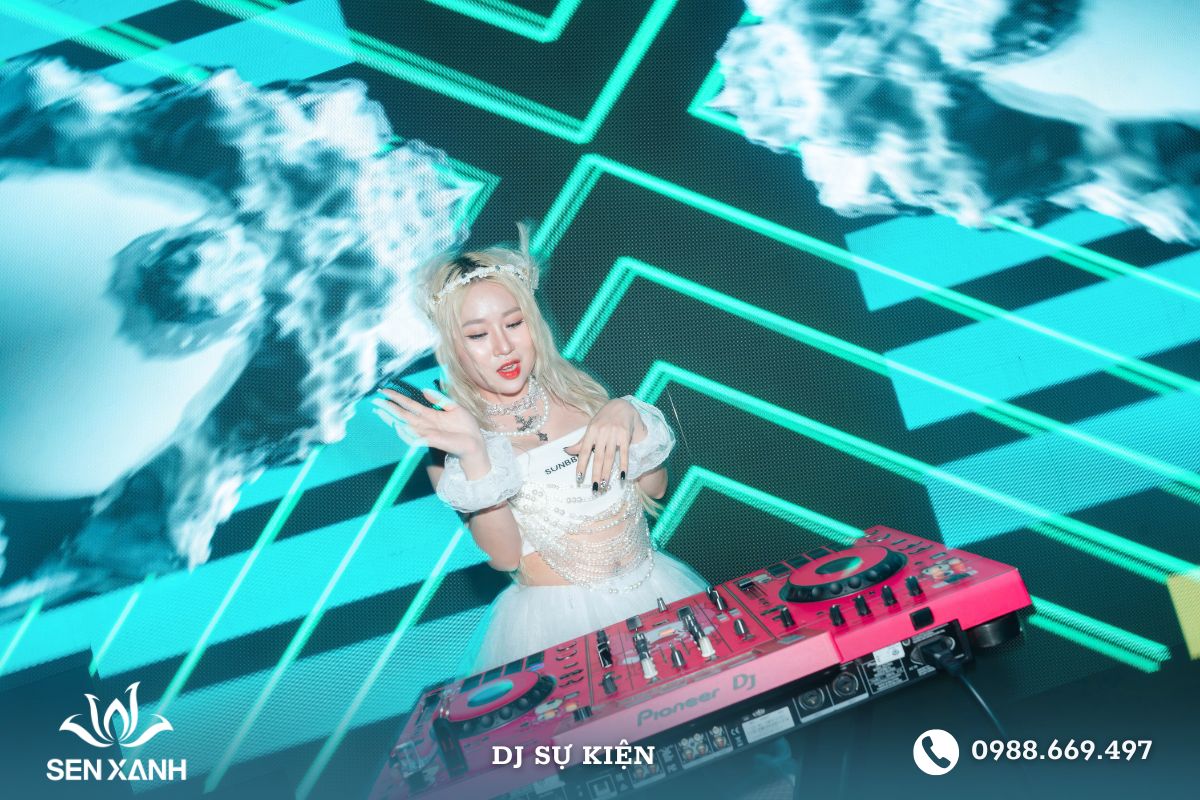 DJ tạo nên không khí sôi động, góp phần vào sự thành công cho sự kiện DJ tạo nên không khí sôi động, góp phần vào sự thành công cho sự kiện