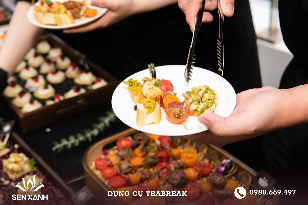 Tiệc teabreak cần được trang trí sạch sẽ, bắt mắt Tiệc teabreak cần được trang trí sạch sẽ, bắt mắt